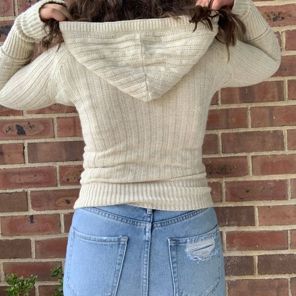 Holister Sweater - Picture 2 of 2